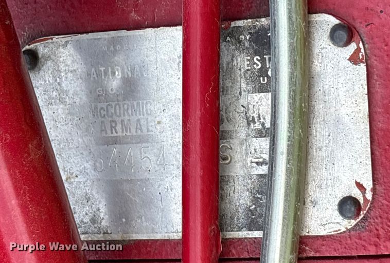 image for item ET4595 McCormick Farmall 560 tractor