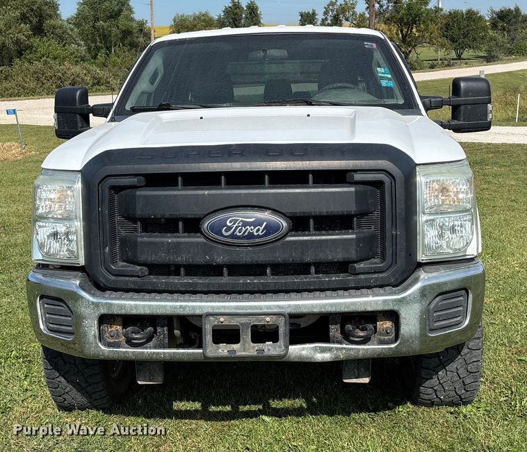 image for item ET4604 2016 Ford F250 Super Duty Crew Cab flatbed pickup truck