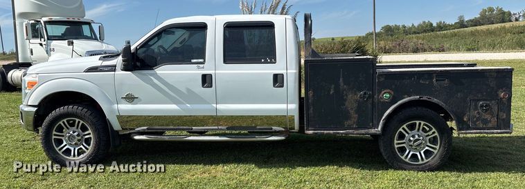 image for item ET4604 2016 Ford F250 Super Duty Crew Cab flatbed pickup truck