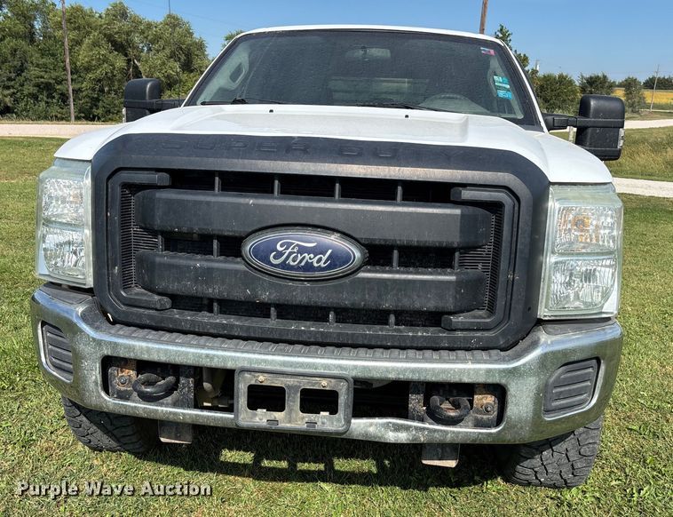 image for item ET4604 2016 Ford F250 Super Duty Crew Cab flatbed pickup truck