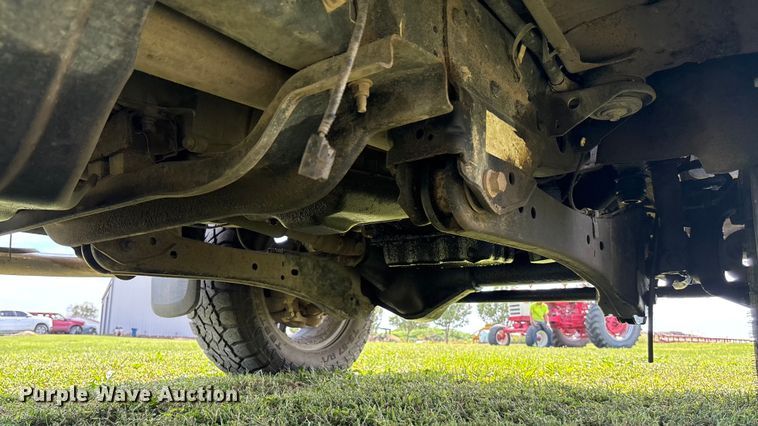 image for item ET4604 2016 Ford F250 Super Duty Crew Cab flatbed pickup truck