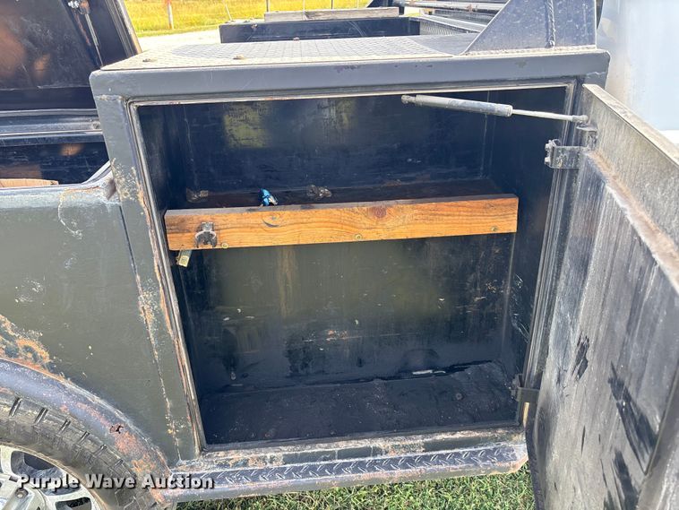 image for item ET4604 2016 Ford F250 Super Duty Crew Cab flatbed pickup truck