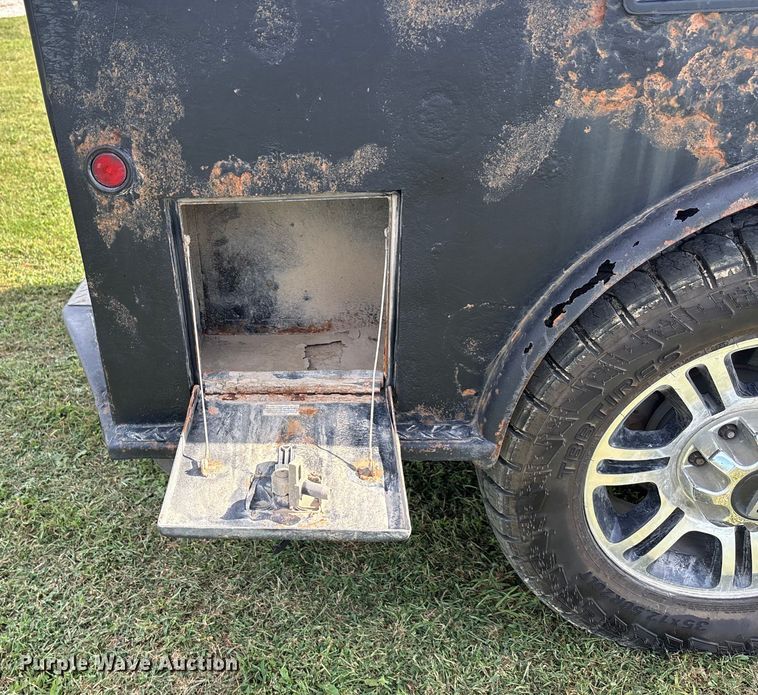 image for item ET4604 2016 Ford F250 Super Duty Crew Cab flatbed pickup truck