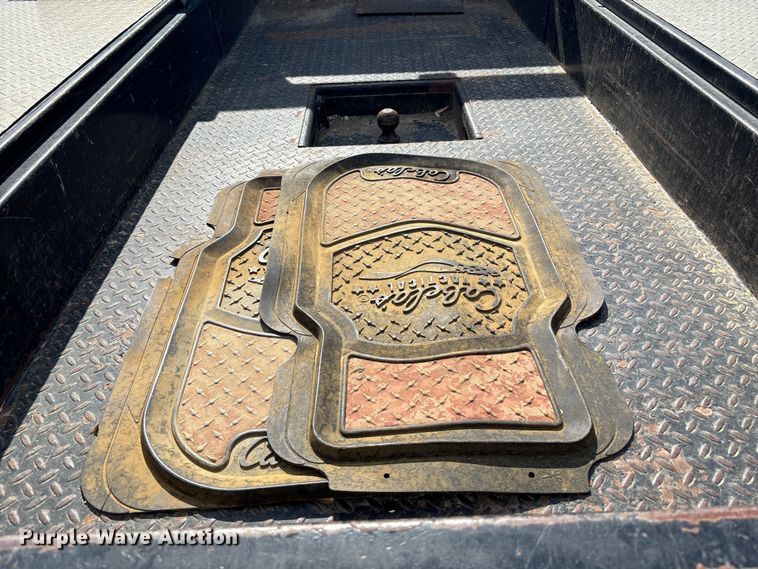 image for item ET4604 2016 Ford F250 Super Duty Crew Cab flatbed pickup truck