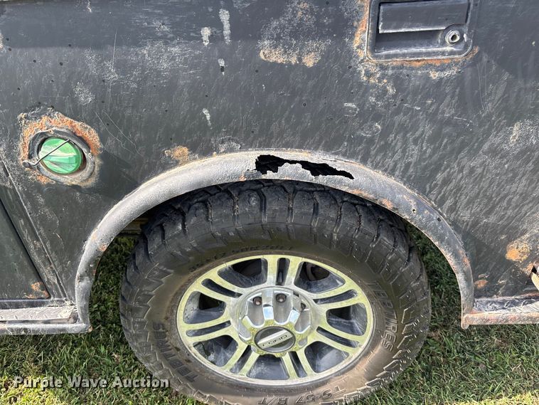 image for item ET4604 2016 Ford F250 Super Duty Crew Cab flatbed pickup truck