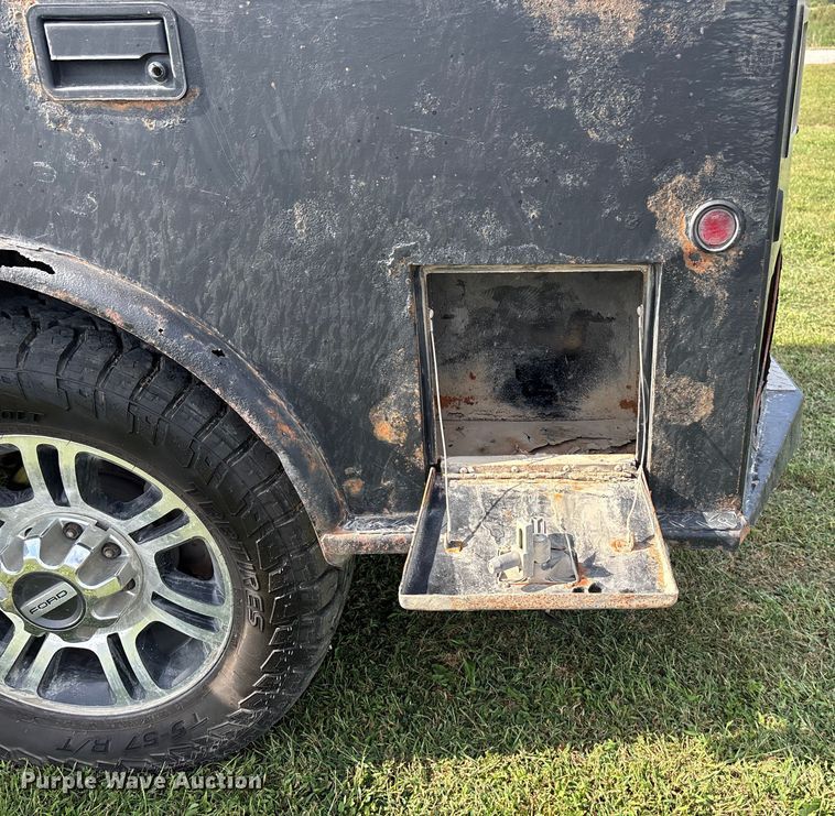 image for item ET4604 2016 Ford F250 Super Duty Crew Cab flatbed pickup truck