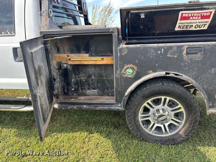 image for item ET4604 2016 Ford F250 Super Duty Crew Cab flatbed pickup truck