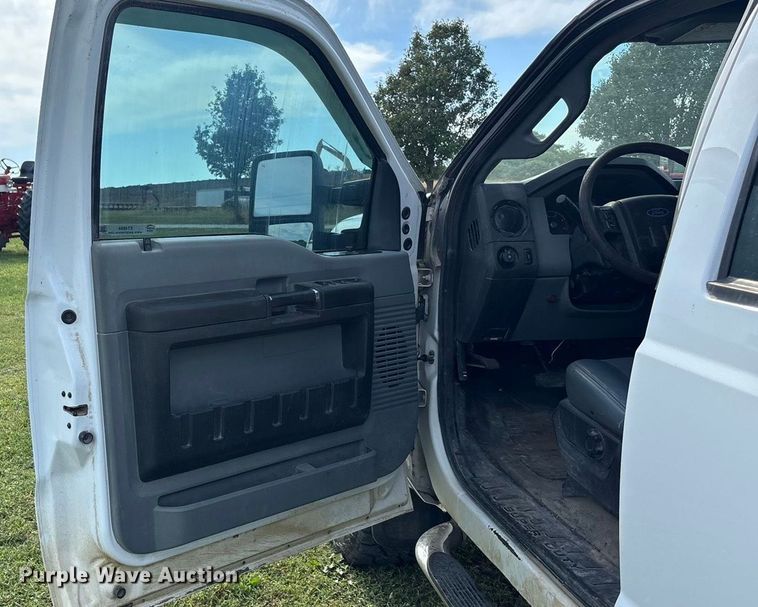 image for item ET4604 2016 Ford F250 Super Duty Crew Cab flatbed pickup truck