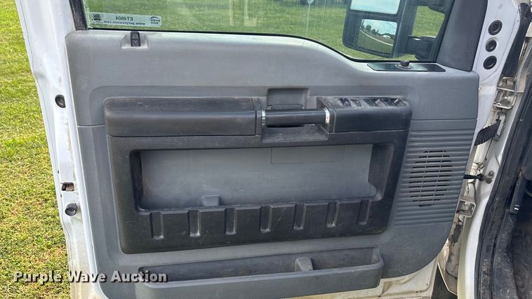 image for item ET4604 2016 Ford F250 Super Duty Crew Cab flatbed pickup truck