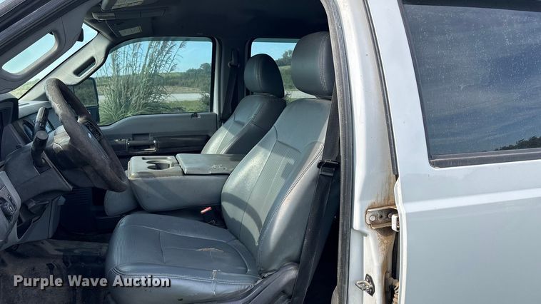 image for item ET4604 2016 Ford F250 Super Duty Crew Cab flatbed pickup truck