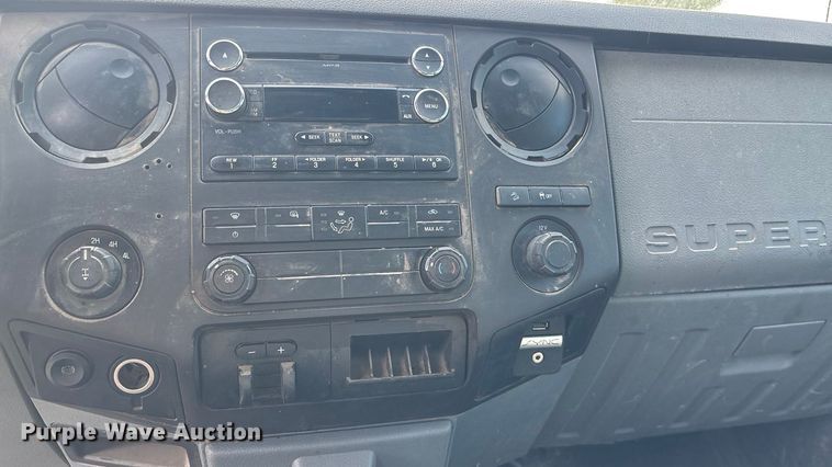 image for item ET4604 2016 Ford F250 Super Duty Crew Cab flatbed pickup truck