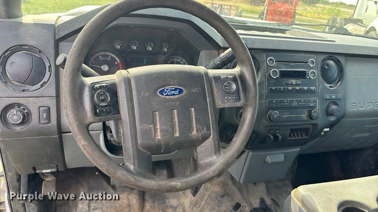 image for item ET4604 2016 Ford F250 Super Duty Crew Cab flatbed pickup truck