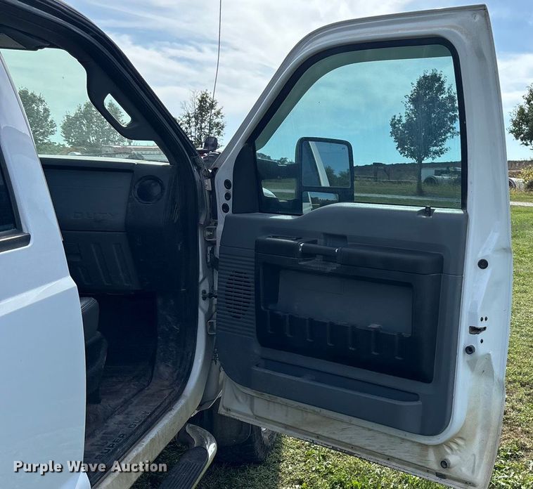 image for item ET4604 2016 Ford F250 Super Duty Crew Cab flatbed pickup truck