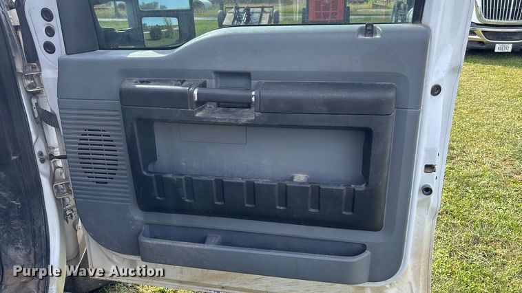 image for item ET4604 2016 Ford F250 Super Duty Crew Cab flatbed pickup truck