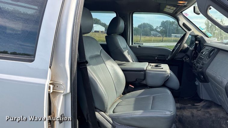 image for item ET4604 2016 Ford F250 Super Duty Crew Cab flatbed pickup truck