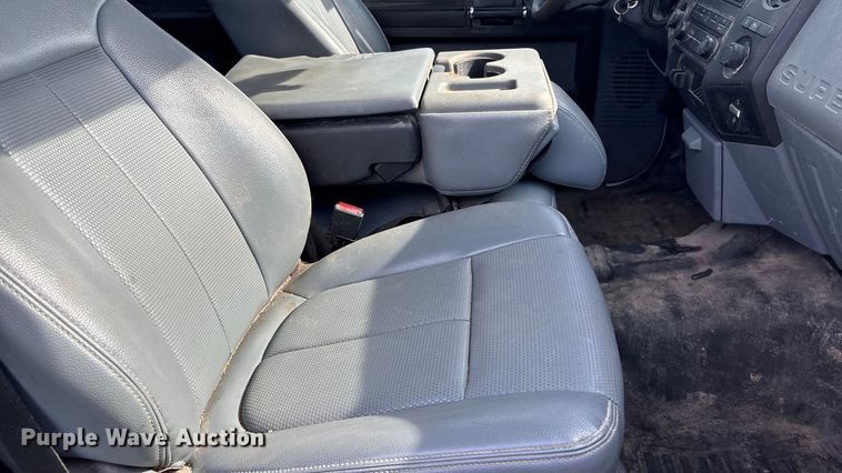 image for item ET4604 2016 Ford F250 Super Duty Crew Cab flatbed pickup truck