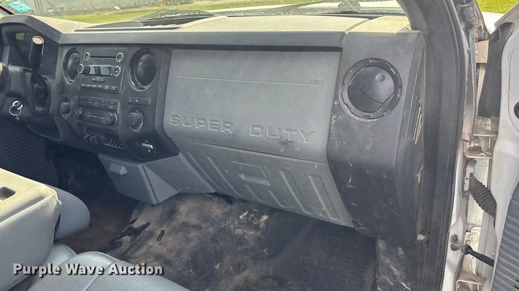 image for item ET4604 2016 Ford F250 Super Duty Crew Cab flatbed pickup truck