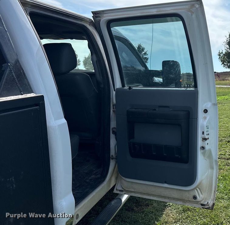 image for item ET4604 2016 Ford F250 Super Duty Crew Cab flatbed pickup truck