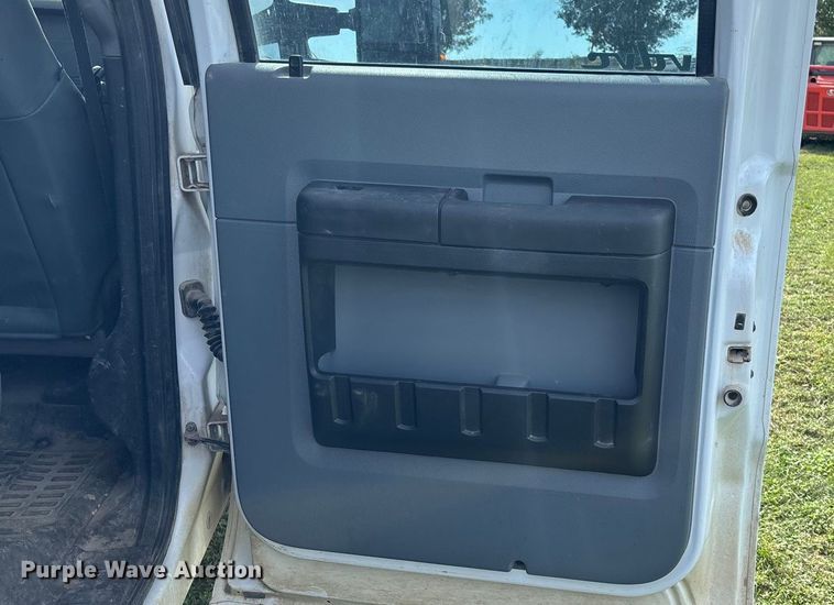 image for item ET4604 2016 Ford F250 Super Duty Crew Cab flatbed pickup truck