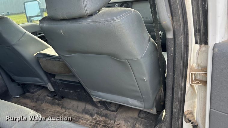 image for item ET4604 2016 Ford F250 Super Duty Crew Cab flatbed pickup truck