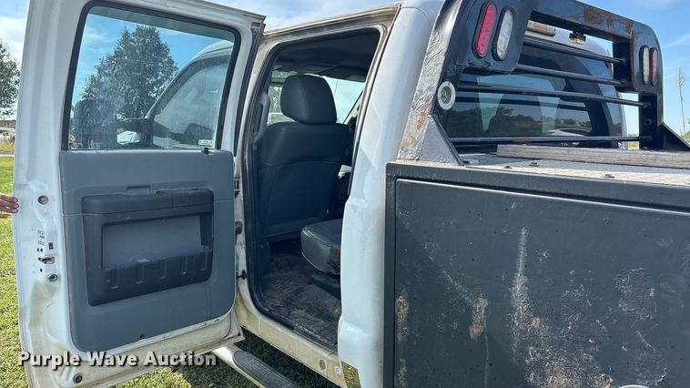 image for item ET4604 2016 Ford F250 Super Duty Crew Cab flatbed pickup truck