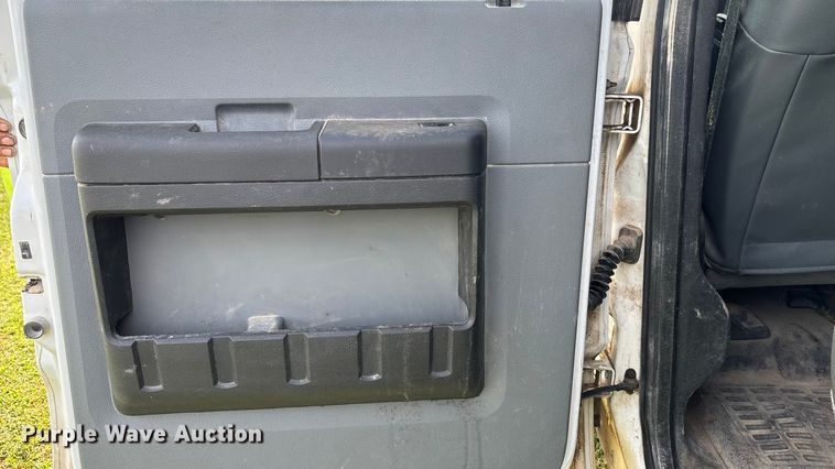 image for item ET4604 2016 Ford F250 Super Duty Crew Cab flatbed pickup truck