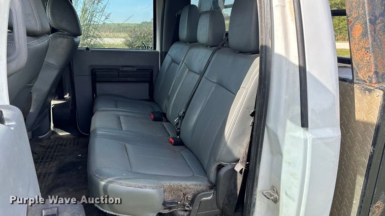 image for item ET4604 2016 Ford F250 Super Duty Crew Cab flatbed pickup truck