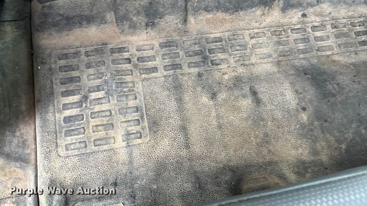 image for item ET4604 2016 Ford F250 Super Duty Crew Cab flatbed pickup truck