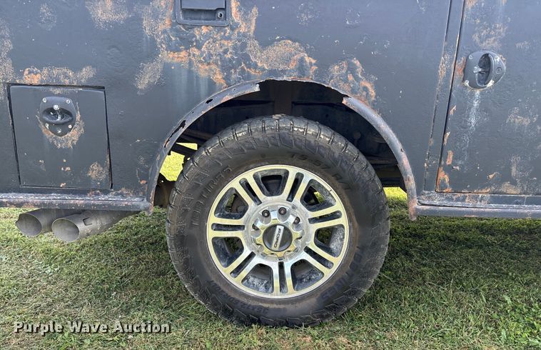 image for item ET4604 2016 Ford F250 Super Duty Crew Cab flatbed pickup truck