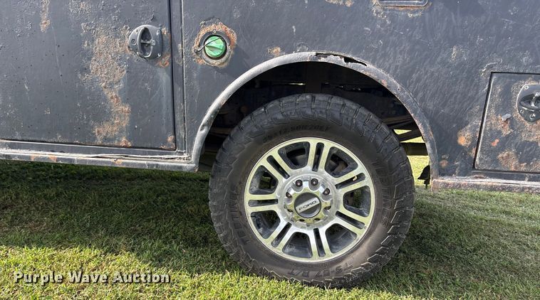 image for item ET4604 2016 Ford F250 Super Duty Crew Cab flatbed pickup truck