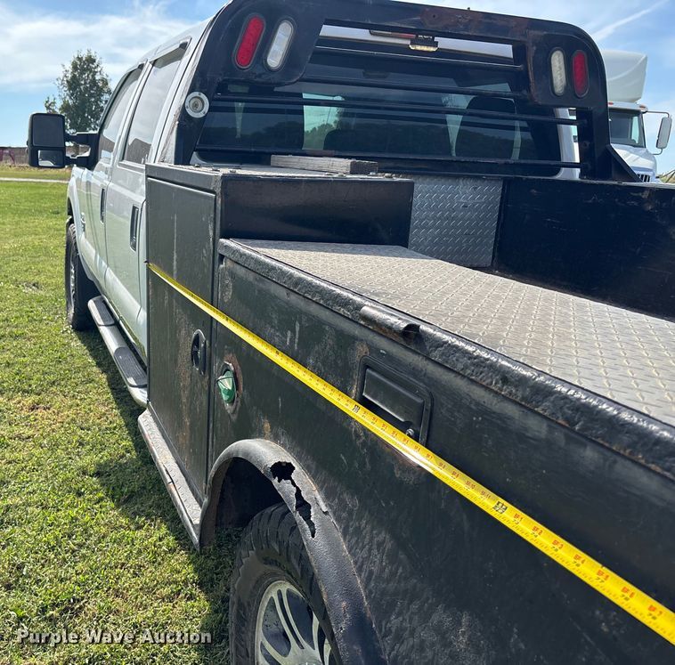 image for item ET4604 2016 Ford F250 Super Duty Crew Cab flatbed pickup truck