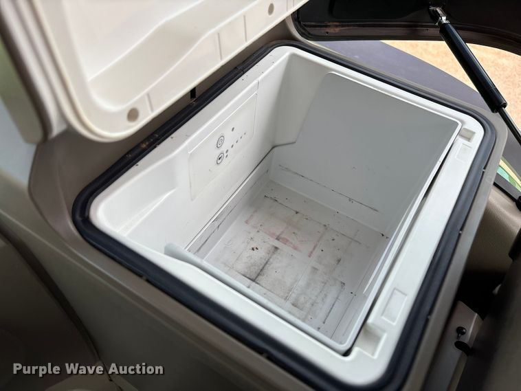 image for item EU4663 2020 John Deere 8R250 MFWD tractor