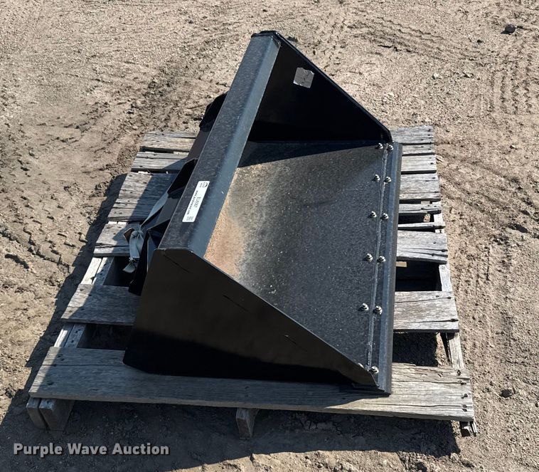 image for item EU6067 Kubota AP-CL142LC compact utility loader bucket