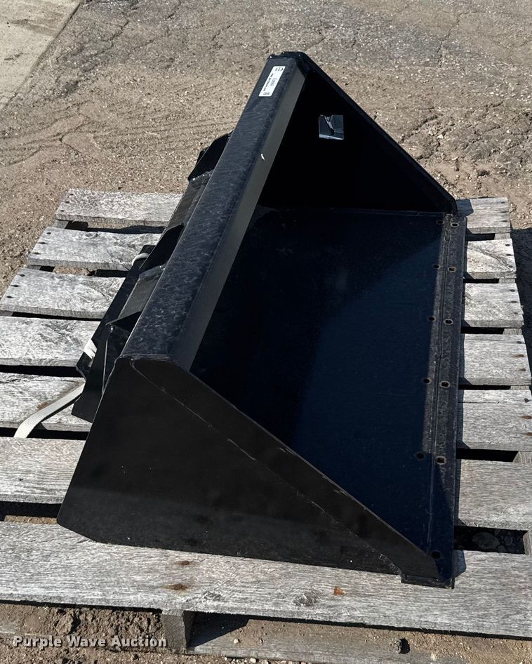 image for item EU6069 Kubota AP-CL142LC compact utility loader bucket