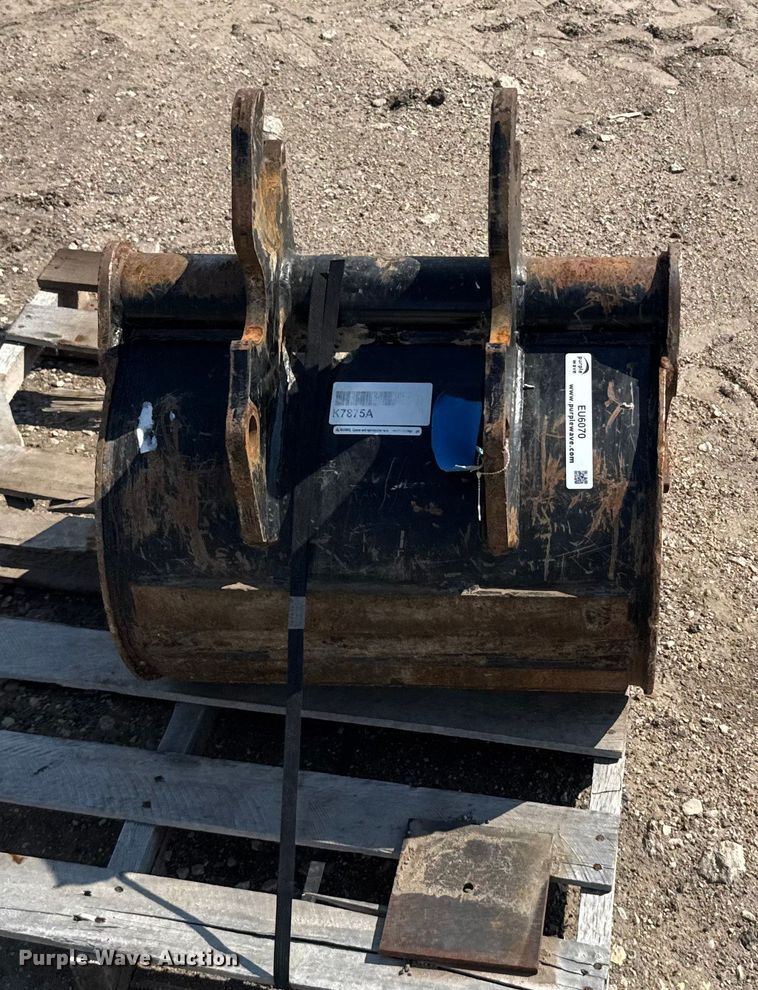image for item EU6070 backhoe bucket