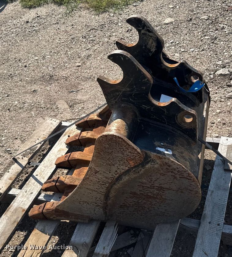 image for item EU6070 backhoe bucket