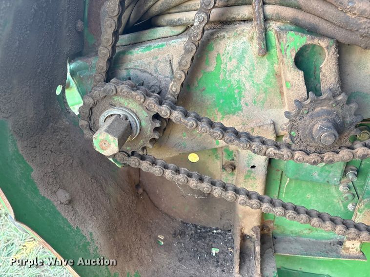 image for item IE9215 John Deere 535 round baler