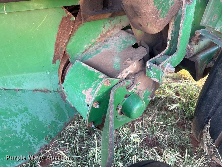 image for item IE9215 John Deere 535 round baler