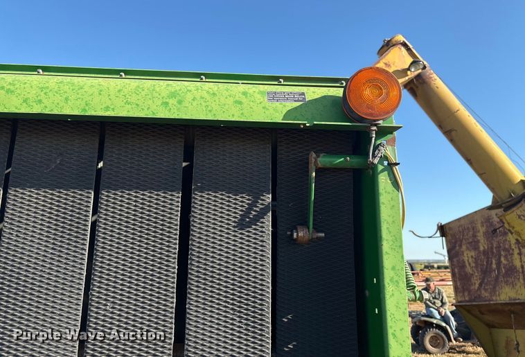 image for item IE9215 John Deere 535 round baler