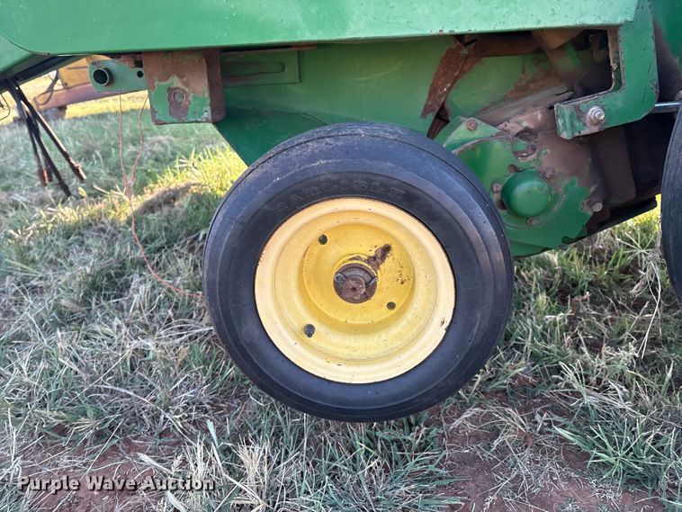 image for item IE9215 John Deere 535 round baler