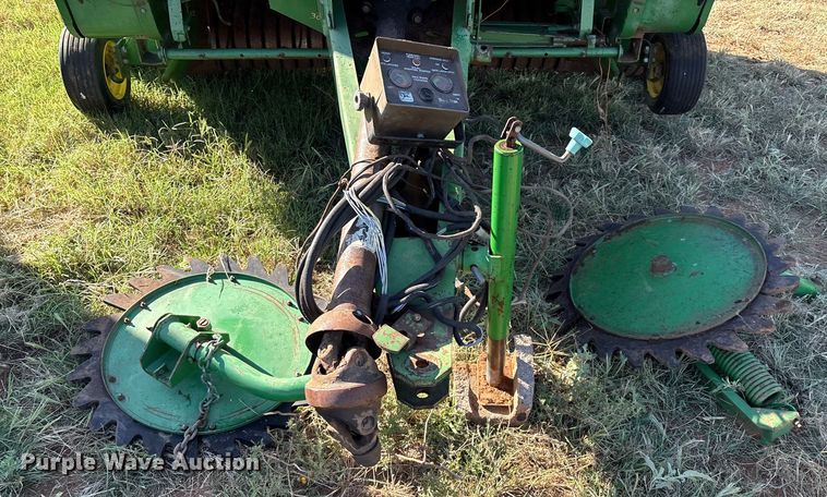 image for item IE9215 John Deere 535 round baler