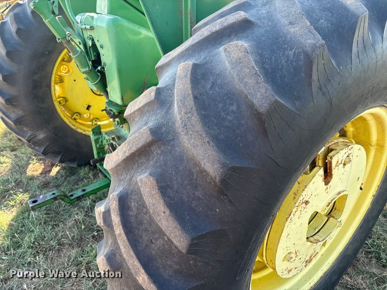 image for item IE9216 1960 John Deere 4010 tractor