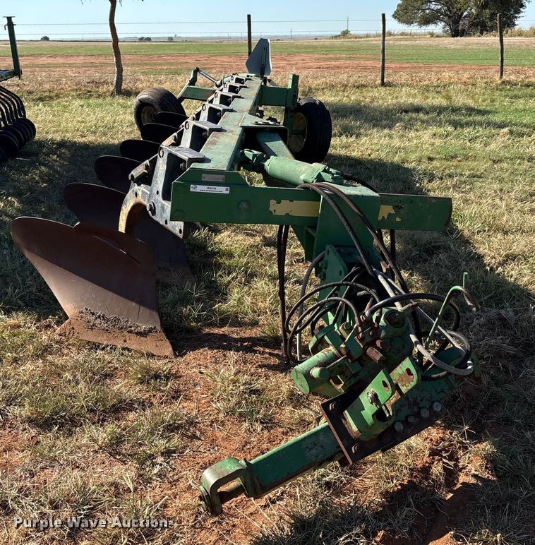 image for item IE9218 John Deere 2600 6 bottom plow