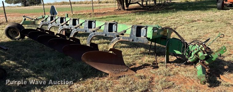 image for item IE9218 John Deere 2600 6 bottom plow