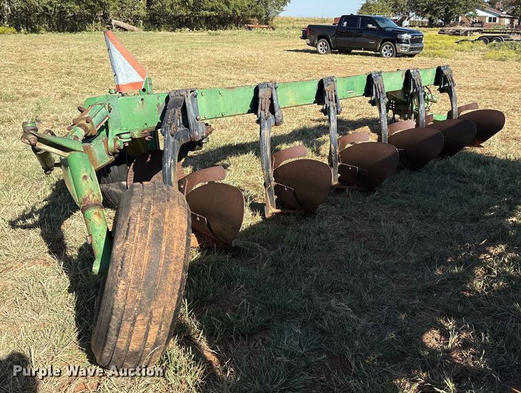 image for item IE9218 John Deere 2600 6 bottom plow