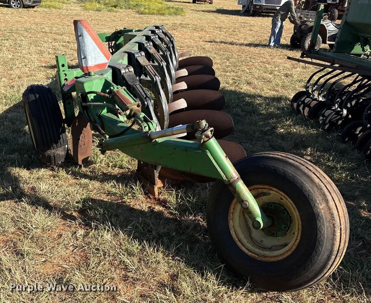 image for item IE9218 John Deere 2600 6 bottom plow
