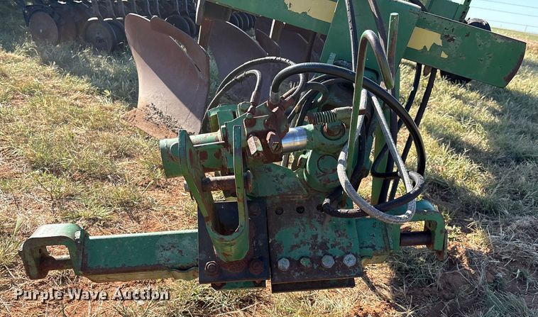 image for item IE9218 John Deere 2600 6 bottom plow