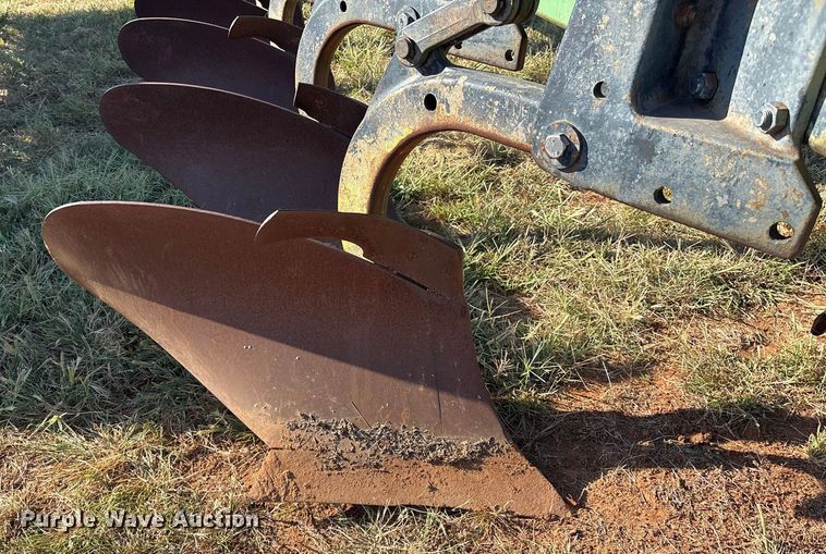 image for item IE9218 John Deere 2600 6 bottom plow