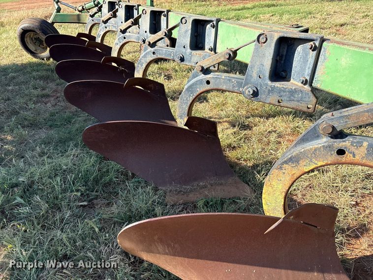 image for item IE9218 John Deere 2600 6 bottom plow