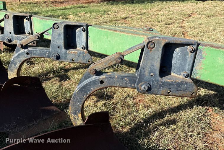 image for item IE9218 John Deere 2600 6 bottom plow